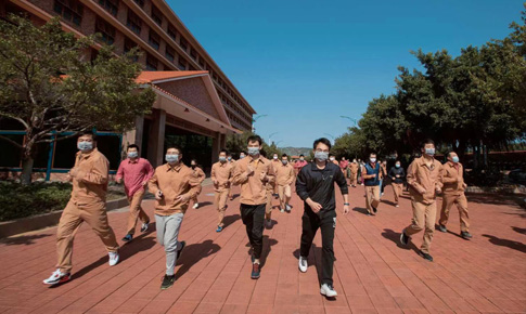 组织“跑在阳光下，，，，，，，，跑进康健里”体育活动